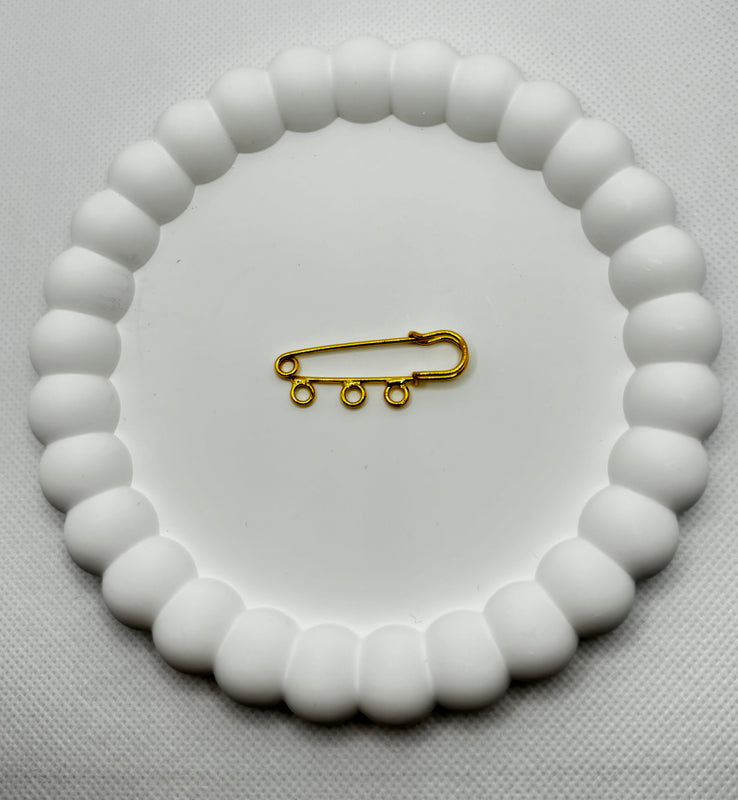 Plain 3 Charm Gold Pin